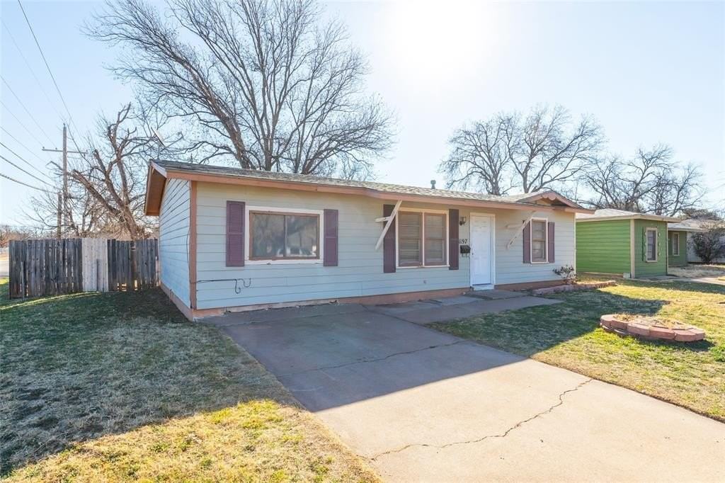 1197 Yorktown Dr - Photo 3 of 30