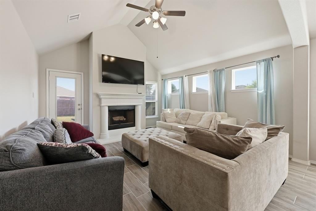 1204 Queens Brook Ln - Photo 3 of 17