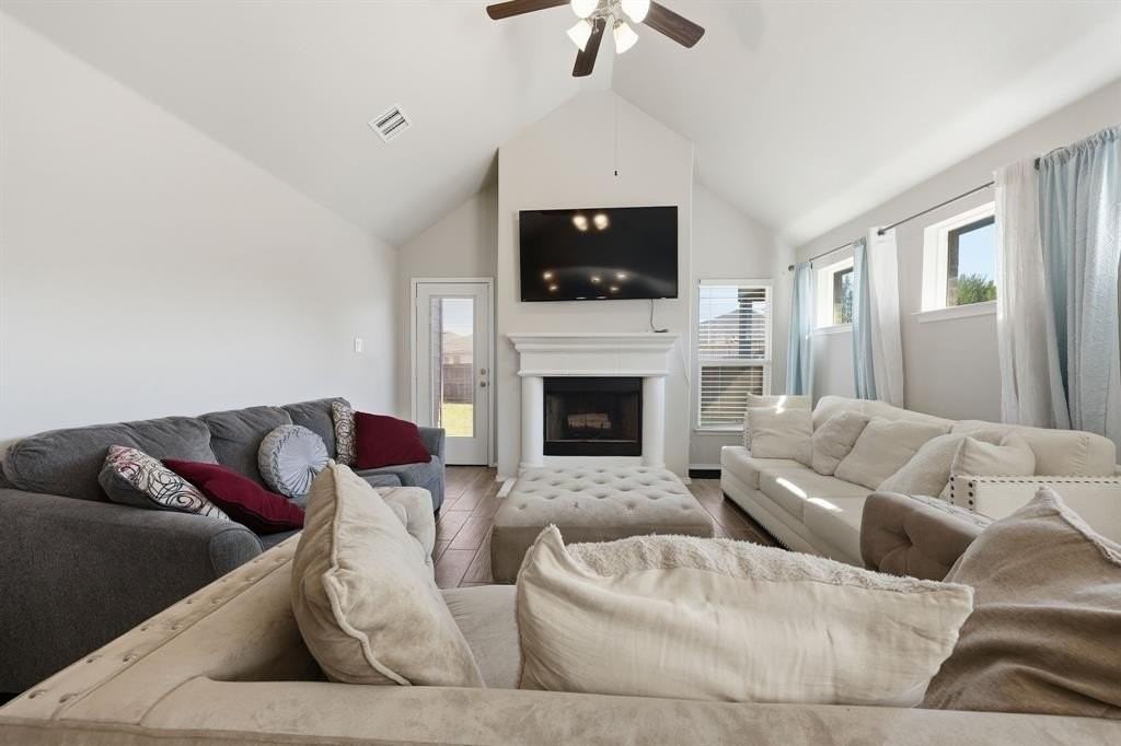 1204 Queens Brook Ln - Photo 4 of 17