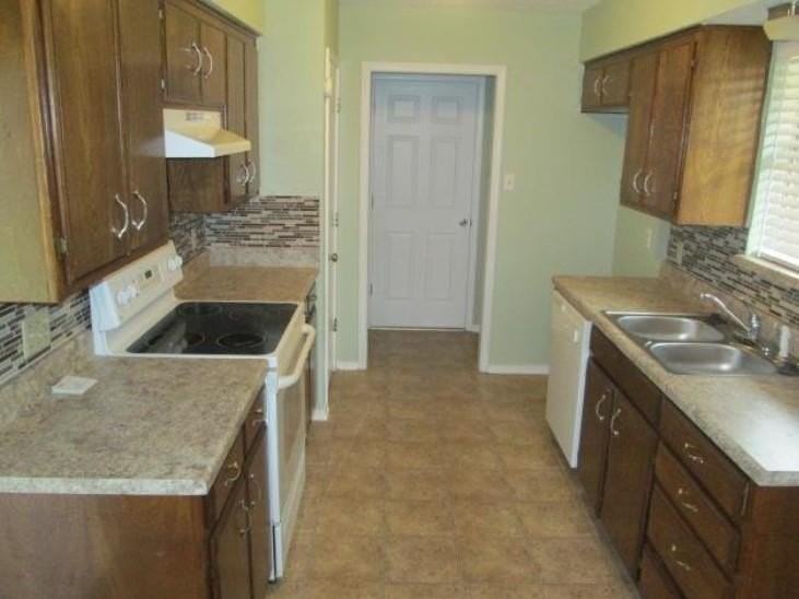 1022 S Center St - Photo 2 of 24