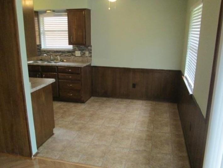 1022 S Center St - Photo 3 of 24