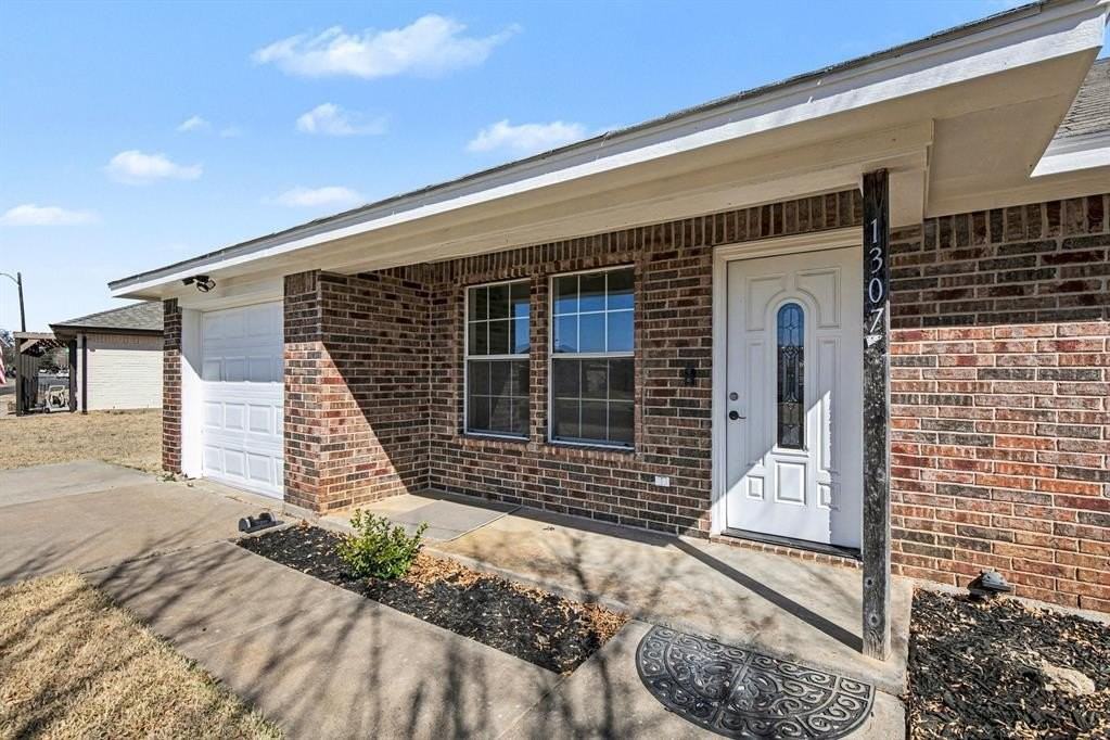 1307 Lynnwood Dr - Photo 3 of 25