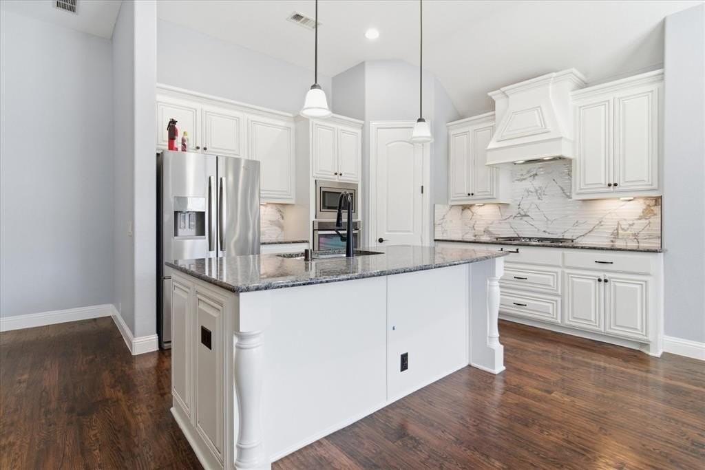 2324 Lynbridge Cir - Photo 4 of 16