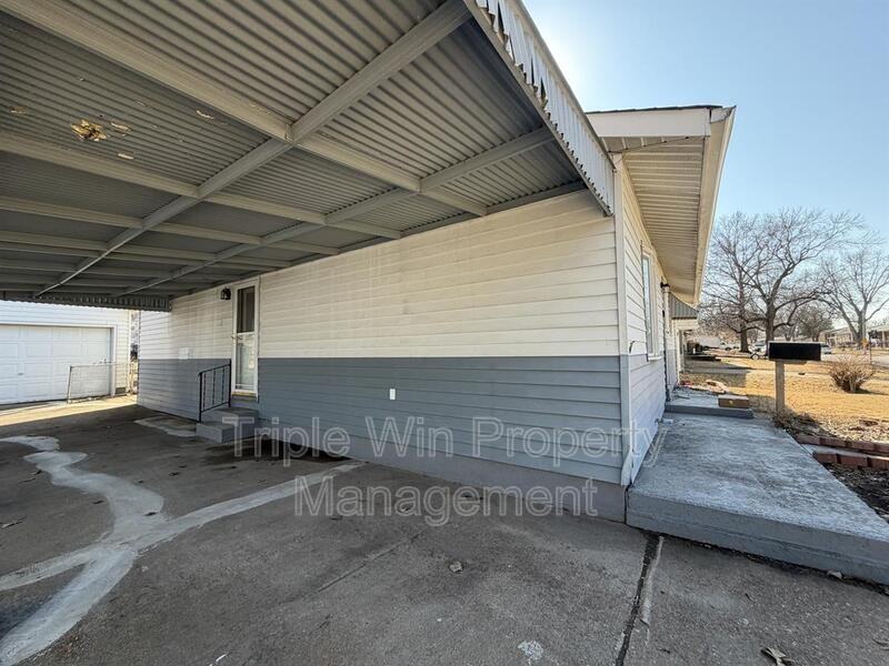 330 S Saint Charles St - Photo 3 of 40