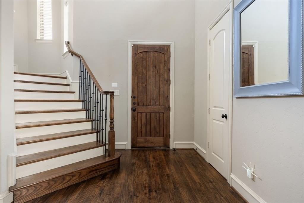 5554 Martel Ave - Photo 3 of 30