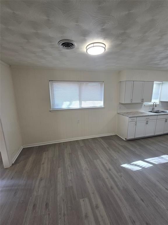 921 Poinsettia Dr - Photo 3 of 9