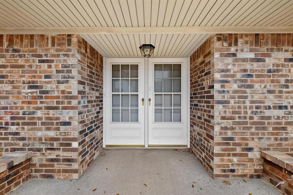 2609 Brook Hollow Ln - Photo 2 of 36