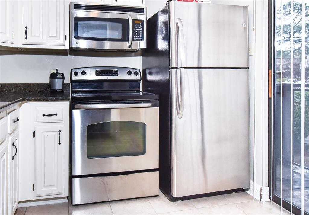 3100 Fairfield Ave #8A - Photo 6 of 12