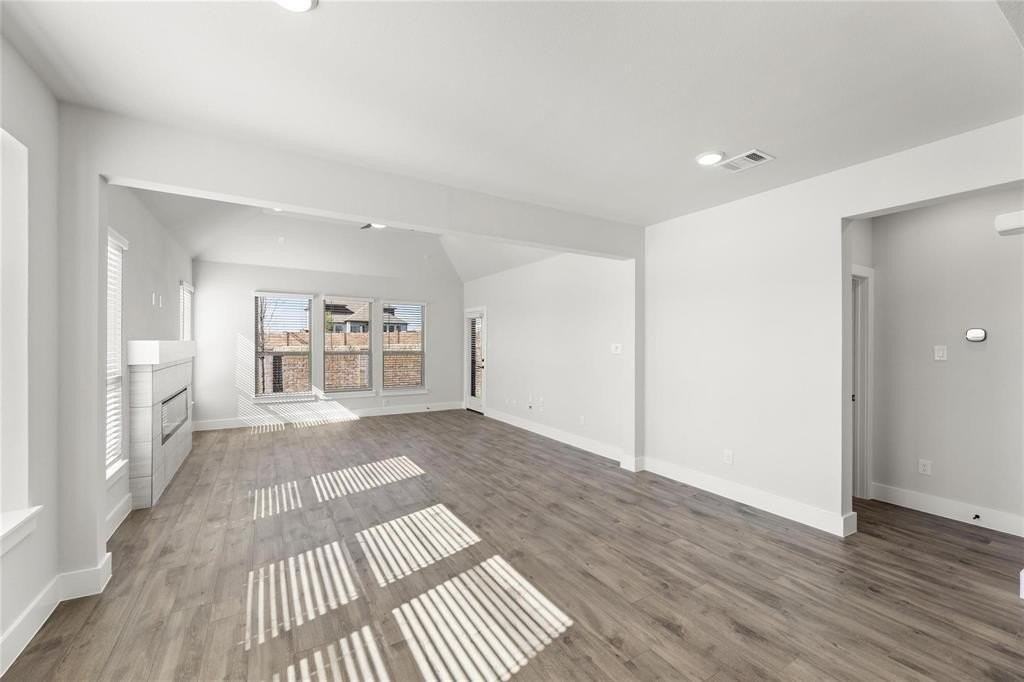 809 Meadow Spring Ln - Photo 5 of 27