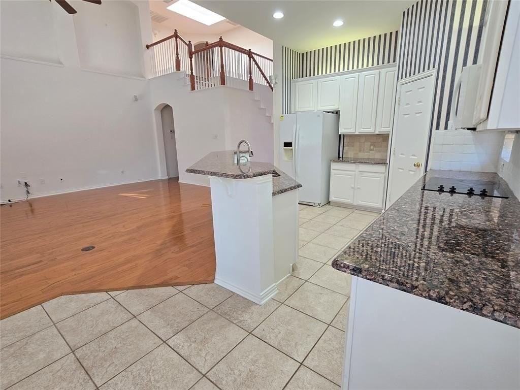 11801 Waterford Ln - Photo 7 of 19