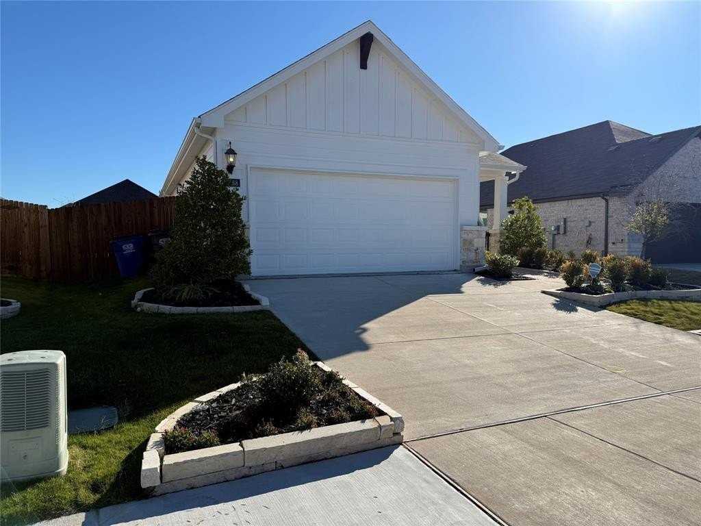 1168 Yucca Ave - Photo 2 of 27