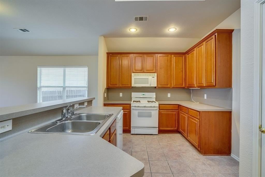 9804 Westmere Ln - Photo 7 of 25