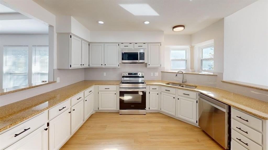 18716 Sagewood Dr - Photo 4 of 25