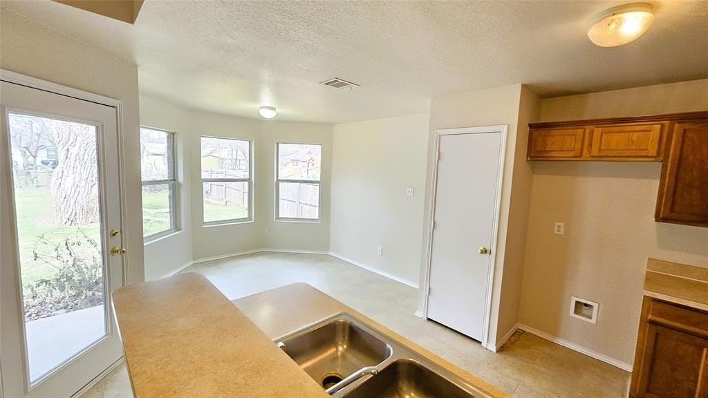 715 Hallvale Dr - Photo 4 of 8