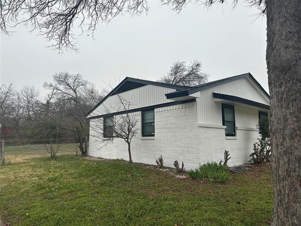 1303 Driftwood Dr - Photo 2 of 16