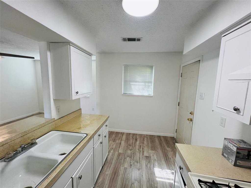 1303 Driftwood Dr - Photo 6 of 16