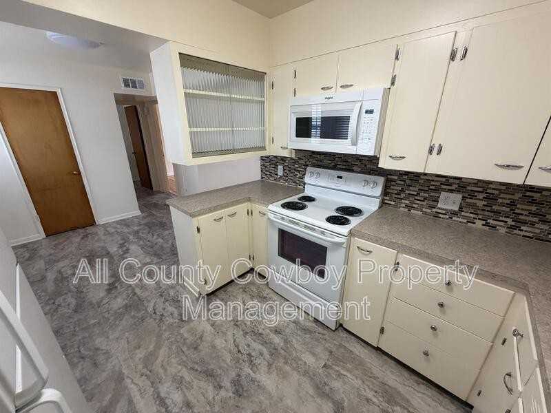 700 W 1st Ave #3 - Photo 4 of 10