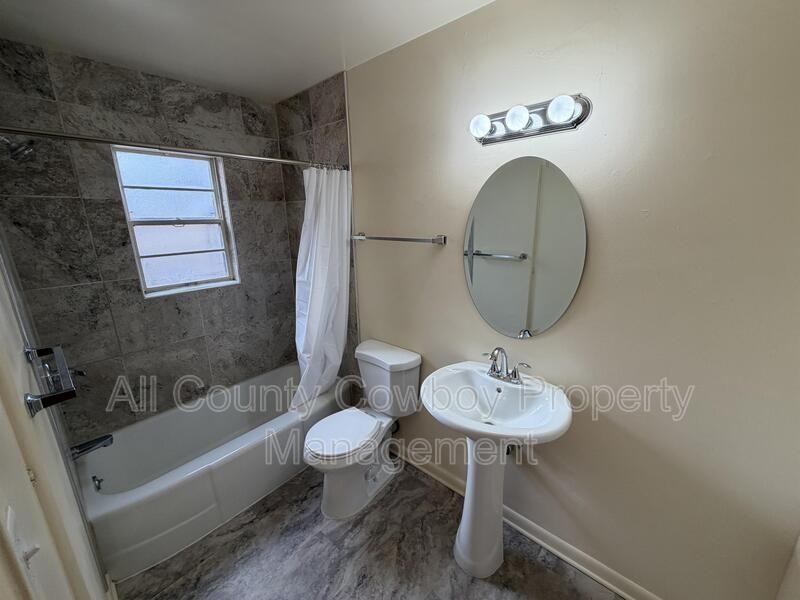 700 W 1st Ave #3 - Photo 6 of 10