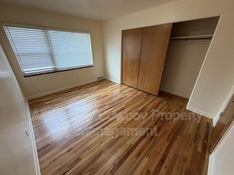 700 W 1st Ave #3 - Photo 7 of 10