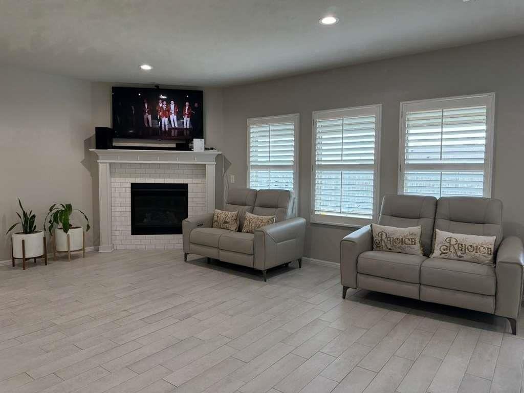 7600 Silver Creek Ct - Photo 6 of 24