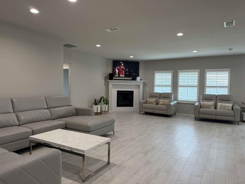 7600 Silver Creek Ct - Photo 4 of 24