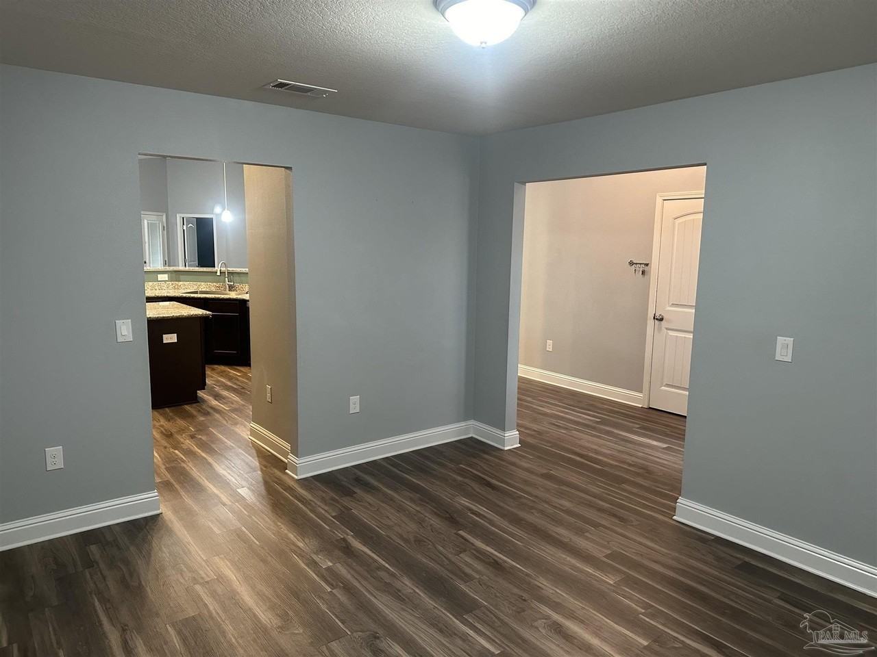 2413 Spur Ln - Photo 4 of 26