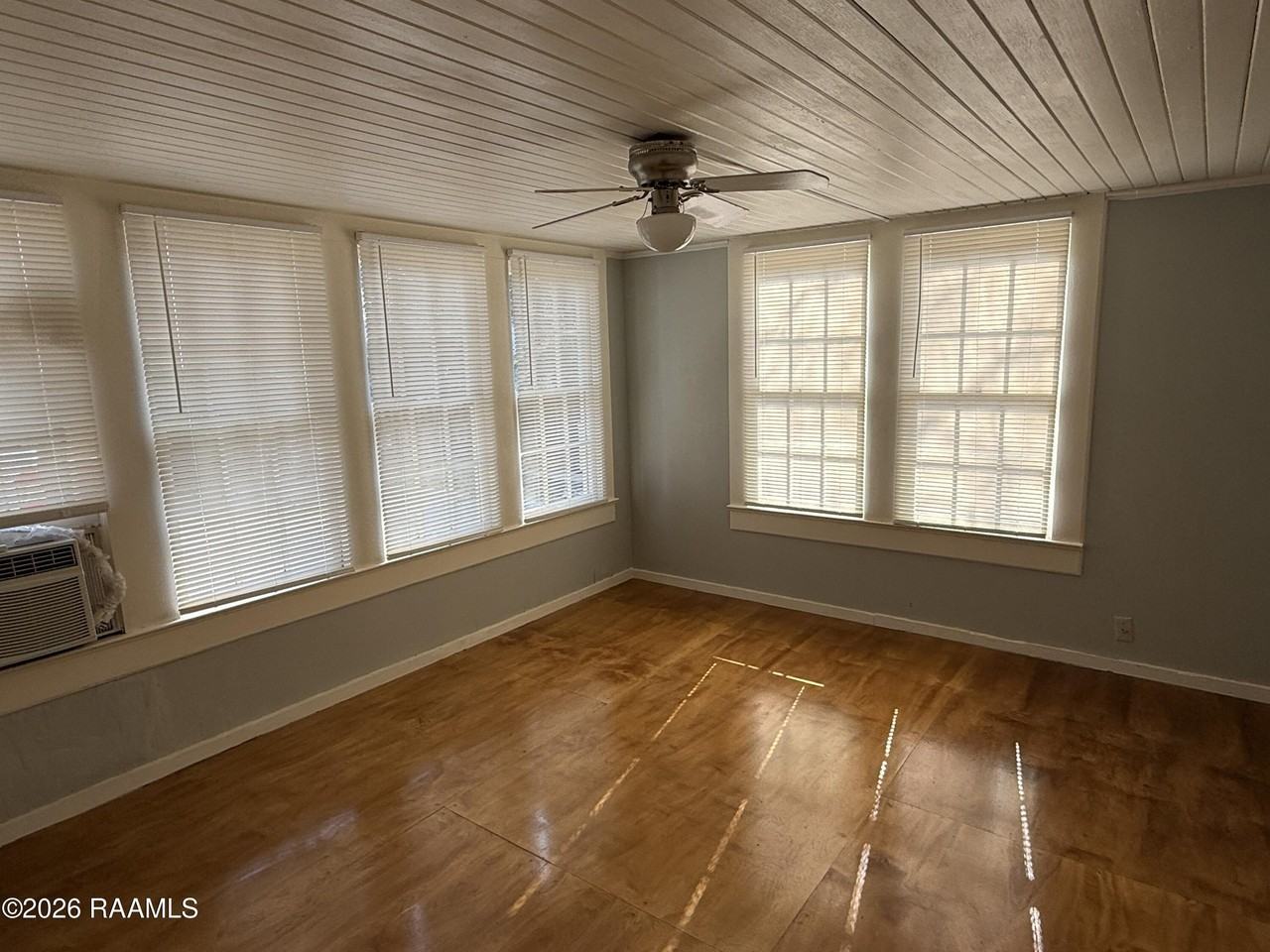 1322 W University Ave - Photo 6 of 28