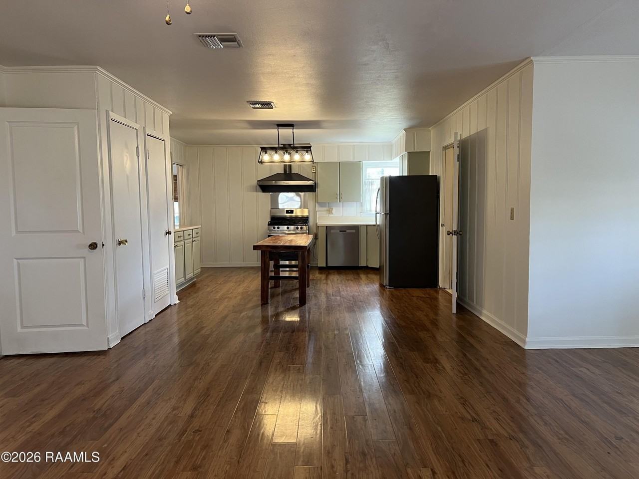 215 Stephens St - Photo 6 of 19