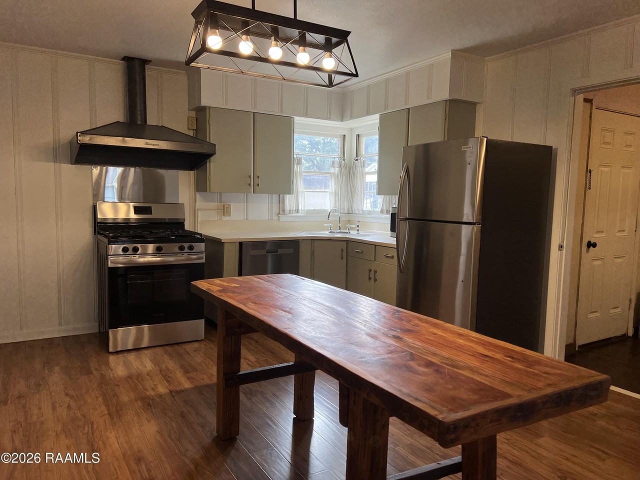 215 Stephens St - Photo 7 of 19