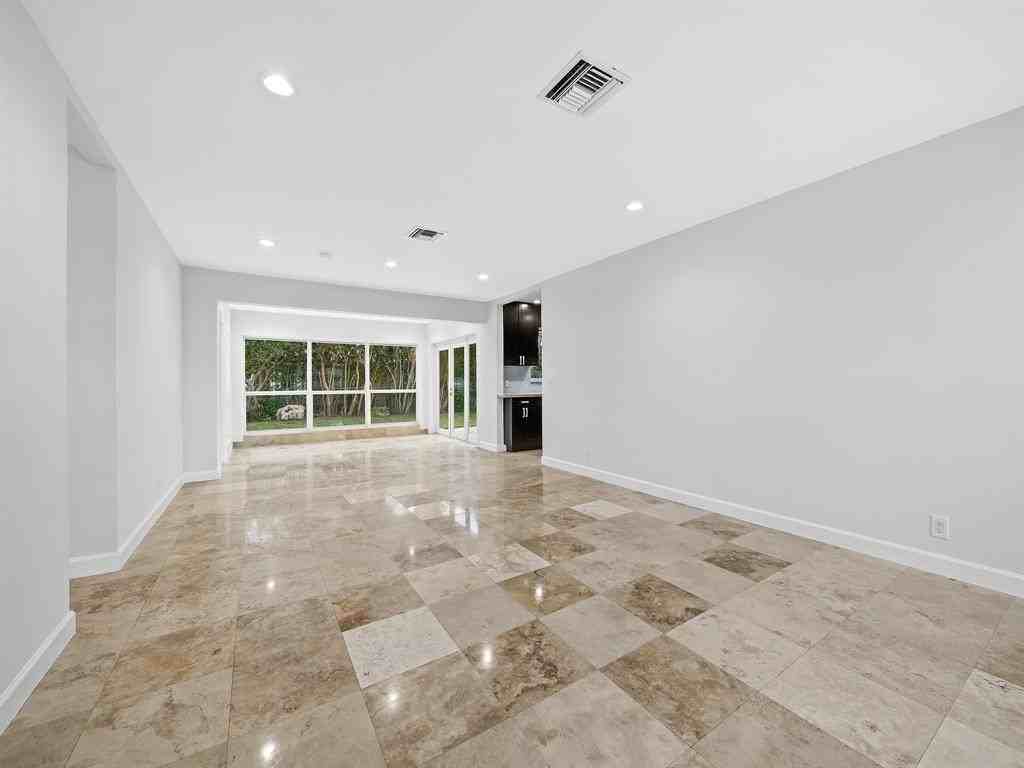 242 Lombardy Ave - Photo 3 of 21