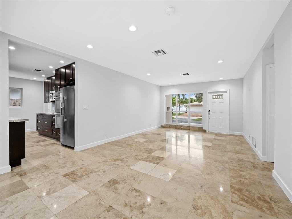 242 Lombardy Ave - Photo 5 of 21