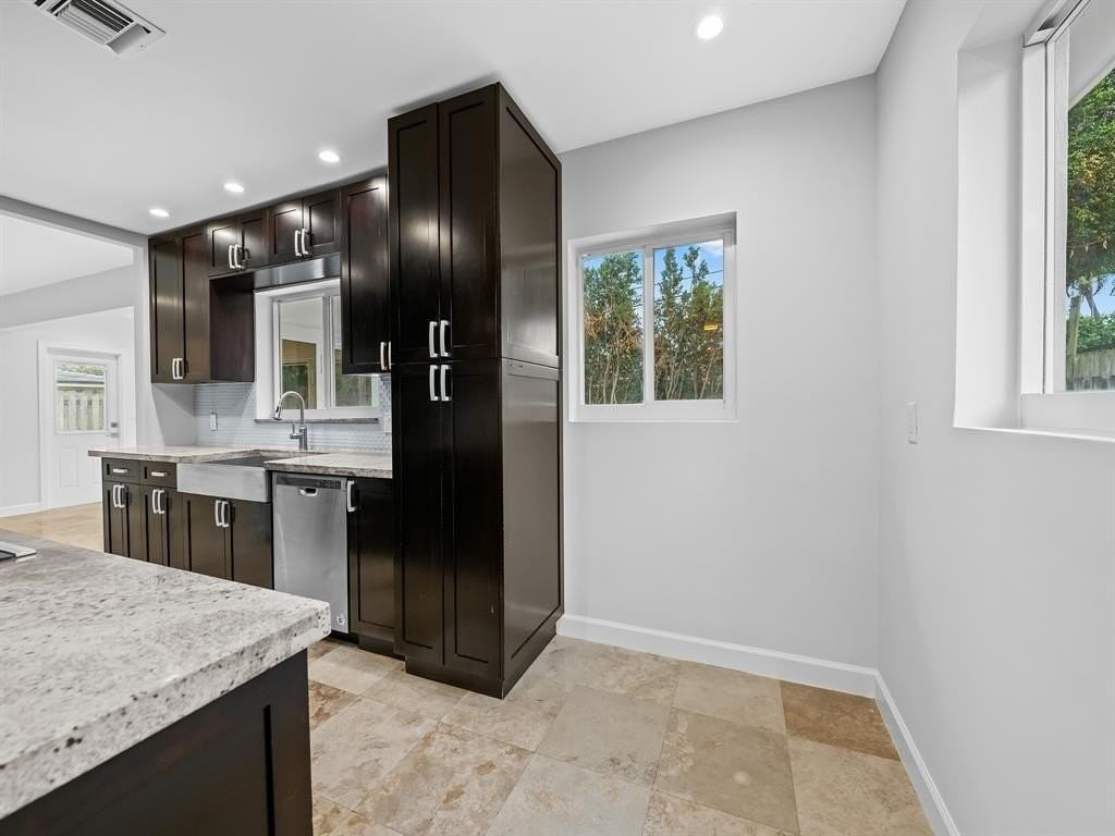 242 Lombardy Ave - Photo 6 of 21