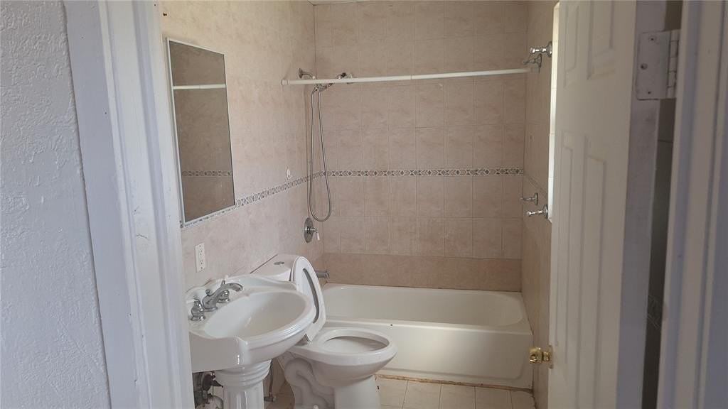 2523 Roosevelt St #3 - Photo 4 of 5