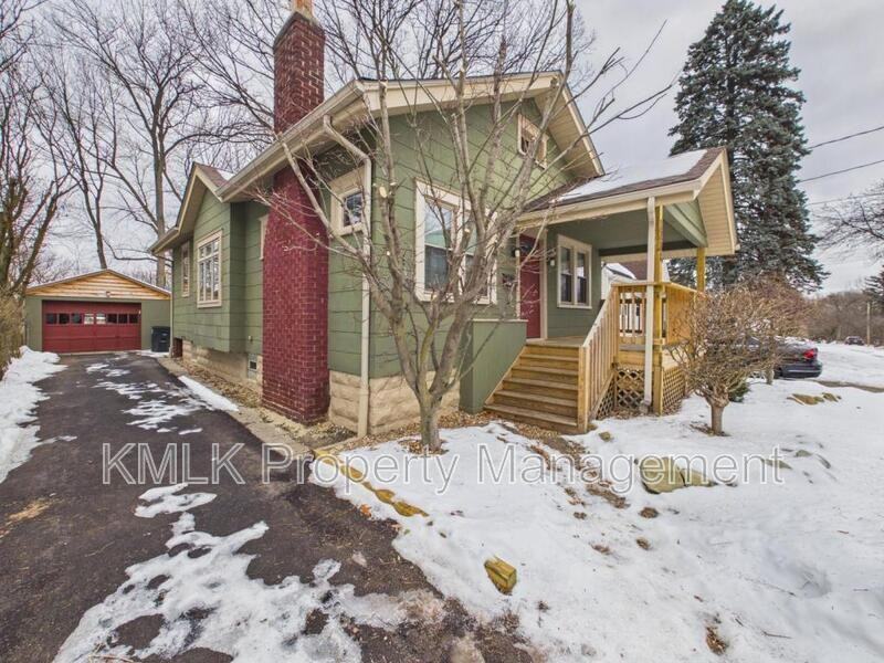 1238 Sawyer Ave - Photo 4 of 32