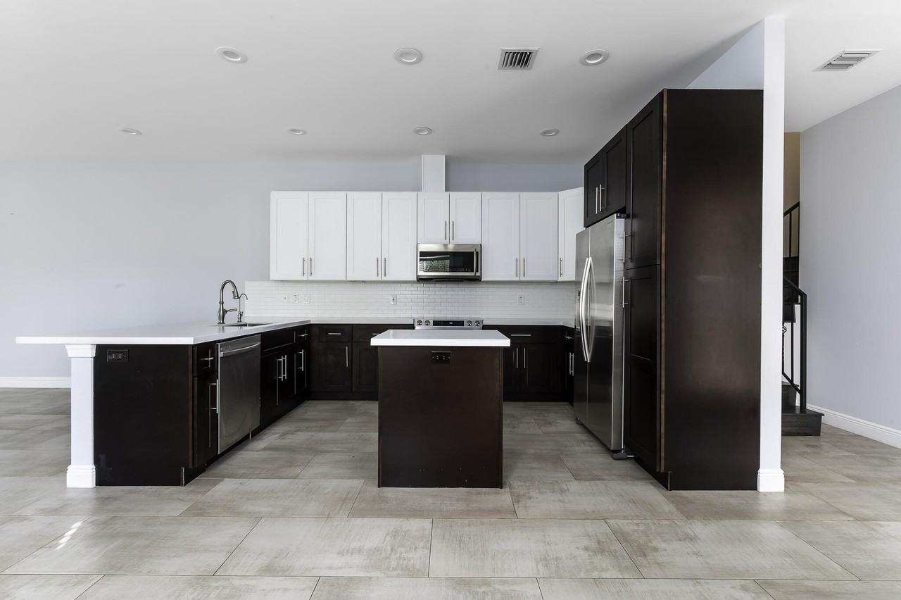 1031 Ne 13th Ave - Photo 2 of 30