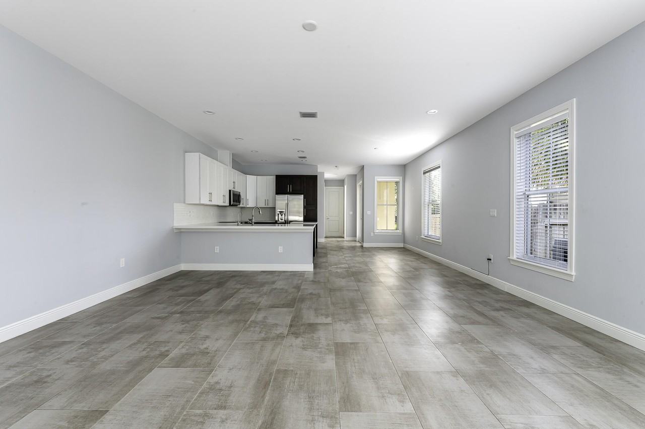 1031 Ne 13th Ave - Photo 5 of 30