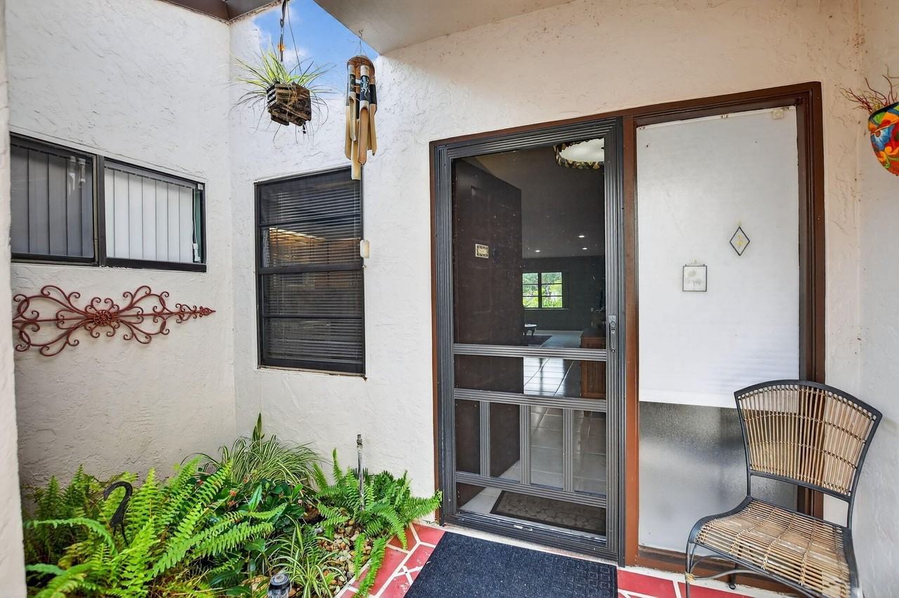 6096 Kings Gate Cir - Photo 4 of 50