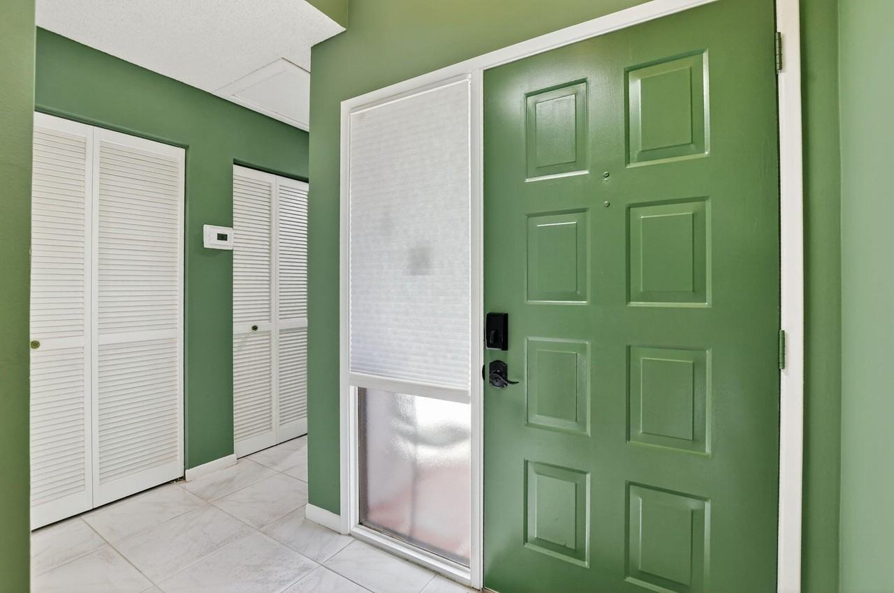 6096 Kings Gate Cir - Photo 5 of 50