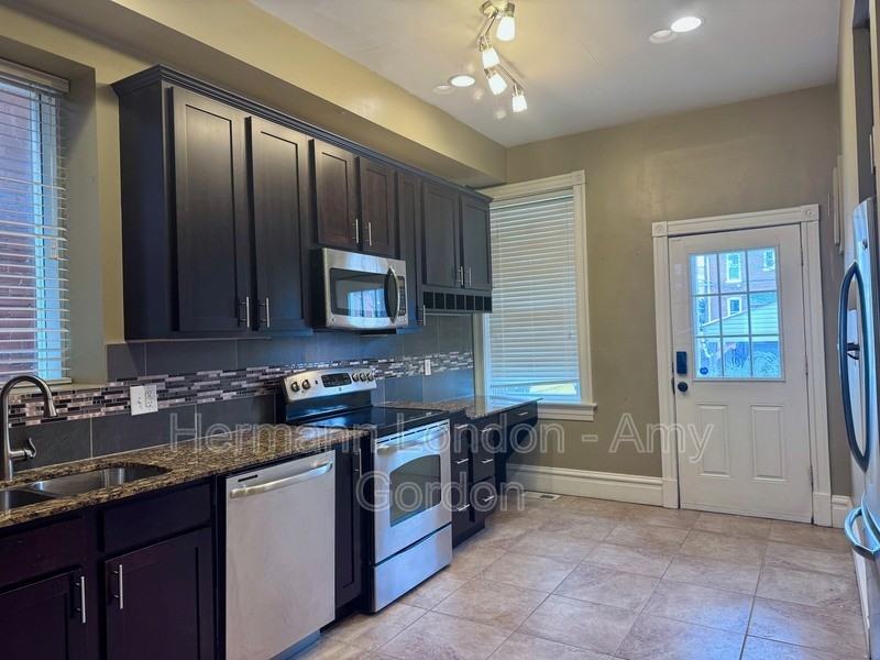 2933 Victor St - Photo 3 of 28