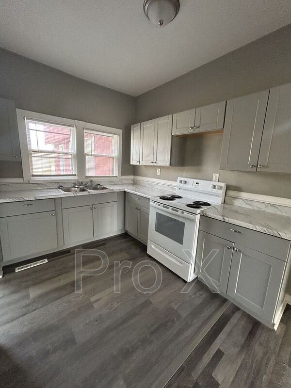 1919 S Broadway St - Photo 4 of 14