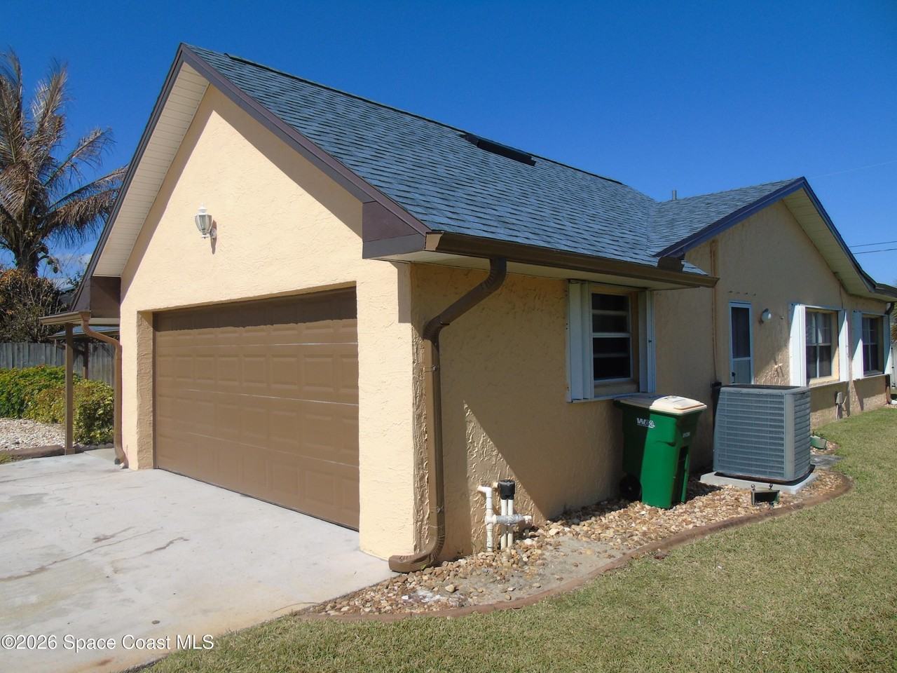 450 Roosevelt Ave - Photo 3 of 19