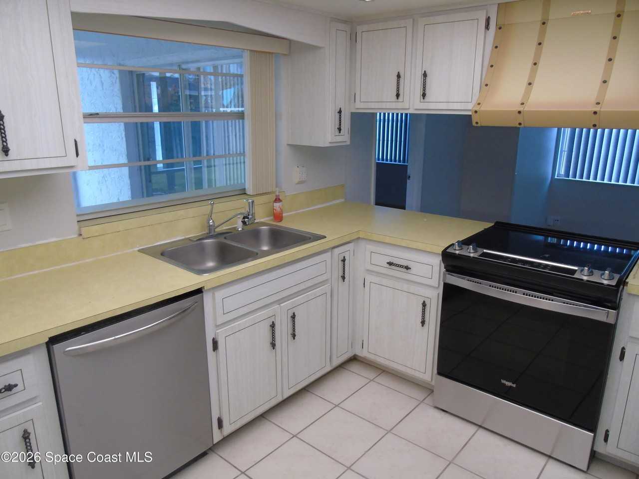 450 Roosevelt Ave - Photo 7 of 19