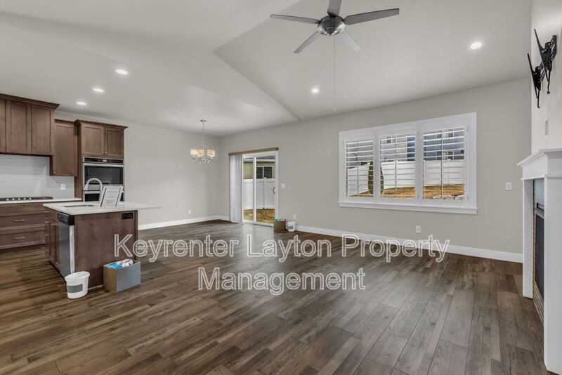 1447 E Daylily Ct - Photo 3 of 40