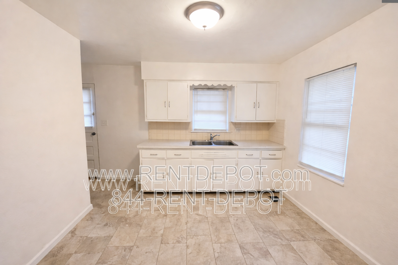 1528 Se Riverside Dr - Photo 3 of 9