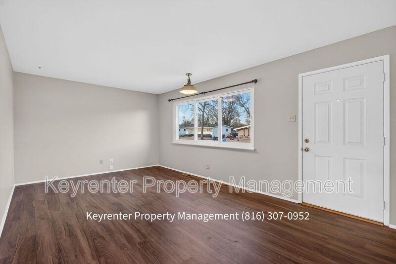 490 Bardot Dr - Photo 5 of 38