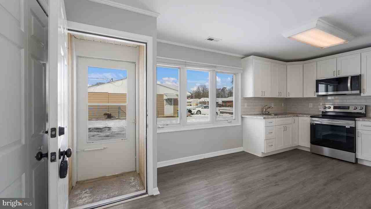 11 Glenwood Ln - Photo 3 of 22