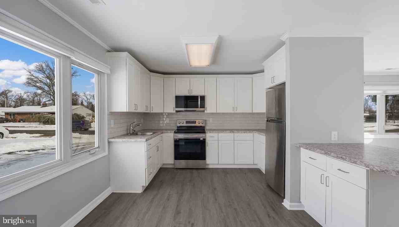 11 Glenwood Ln - Photo 4 of 22