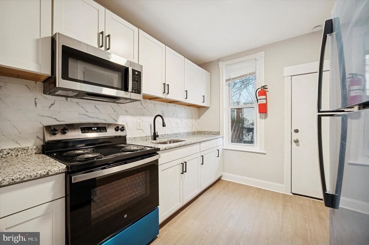 5517 Jane St - Photo 6 of 19