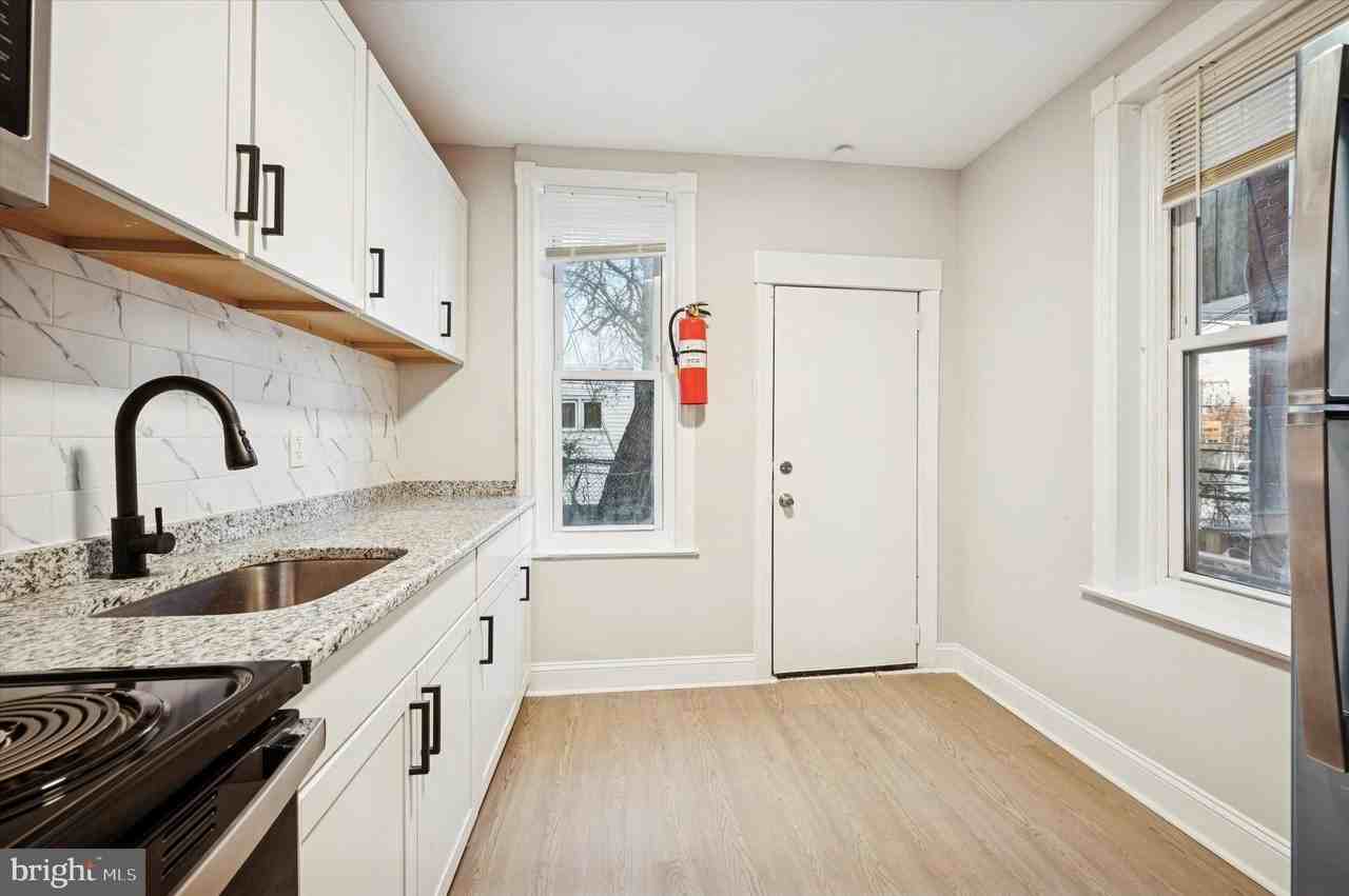 5517 Jane St - Photo 7 of 19