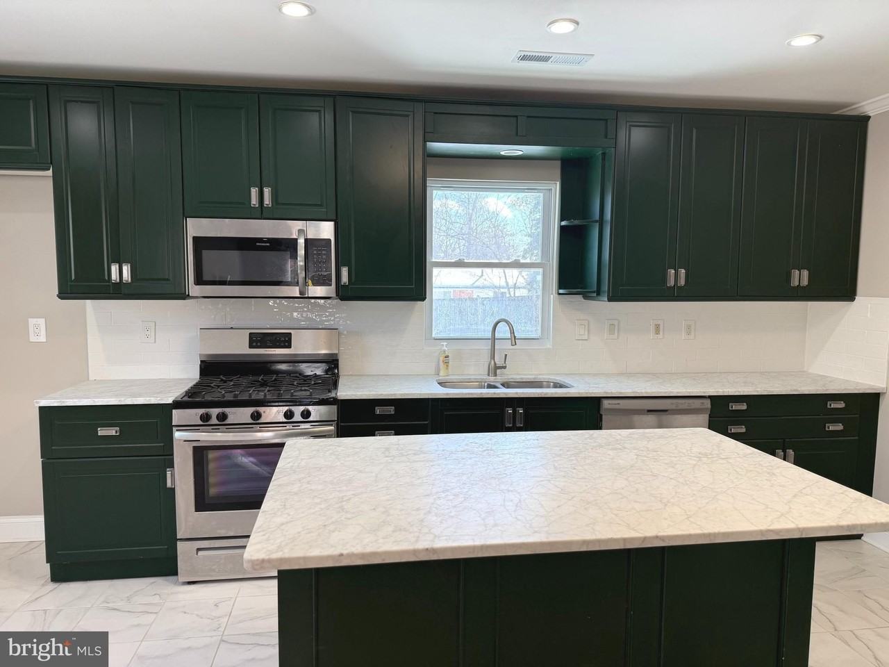 7419 Farnum St - Photo 2 of 28